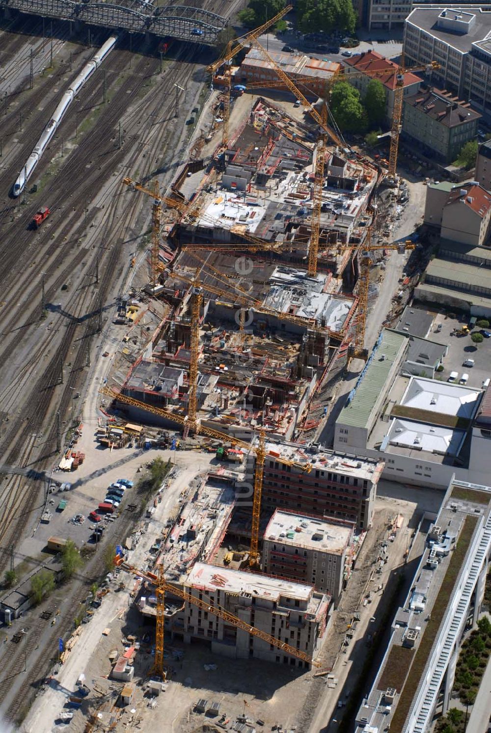 München von oben - Blick auf das Baugeländeeines Wohn- und Geschäftshauses auf dem ehemaligen Güterbahnrangierwerksgelände am Münchener Hauptbahnhof