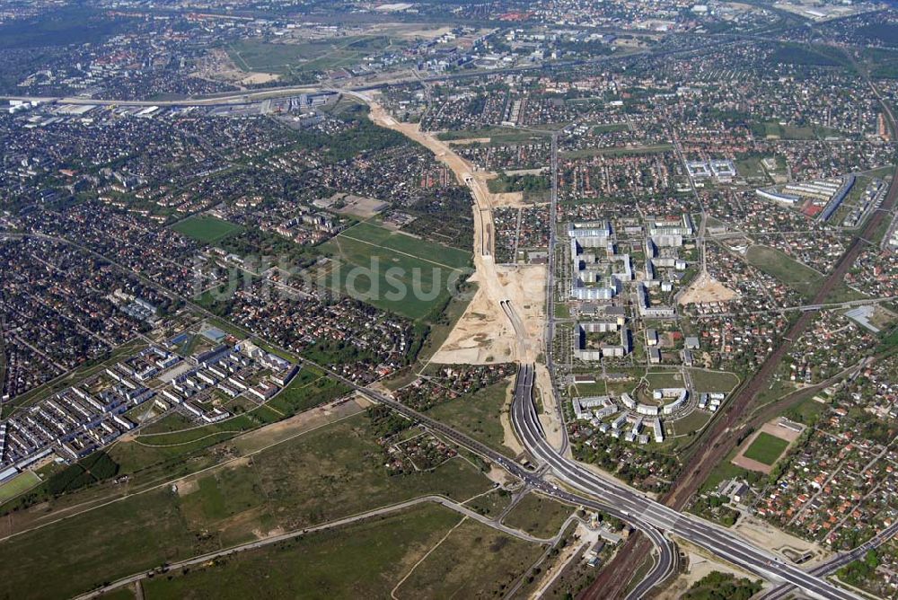 Berlin - Altglienicke aus der Vogelperspektive: Blick auf die Baurarbeiten zur Stadtautobahnanbindung des Flughafens Berlin-Schönefeld im Bereich Altglienicke