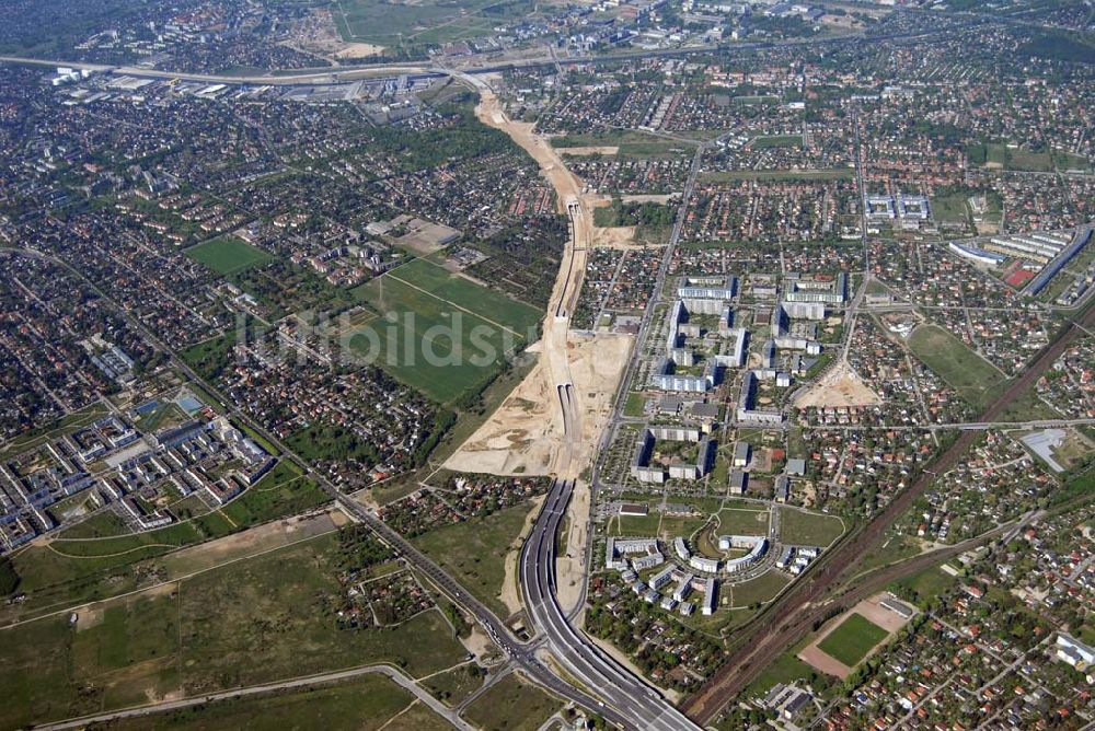 Berlin - Altglienicke von oben - Blick auf die Baurarbeiten zur Stadtautobahnanbindung des Flughafens Berlin-Schönefeld im Bereich Altglienicke