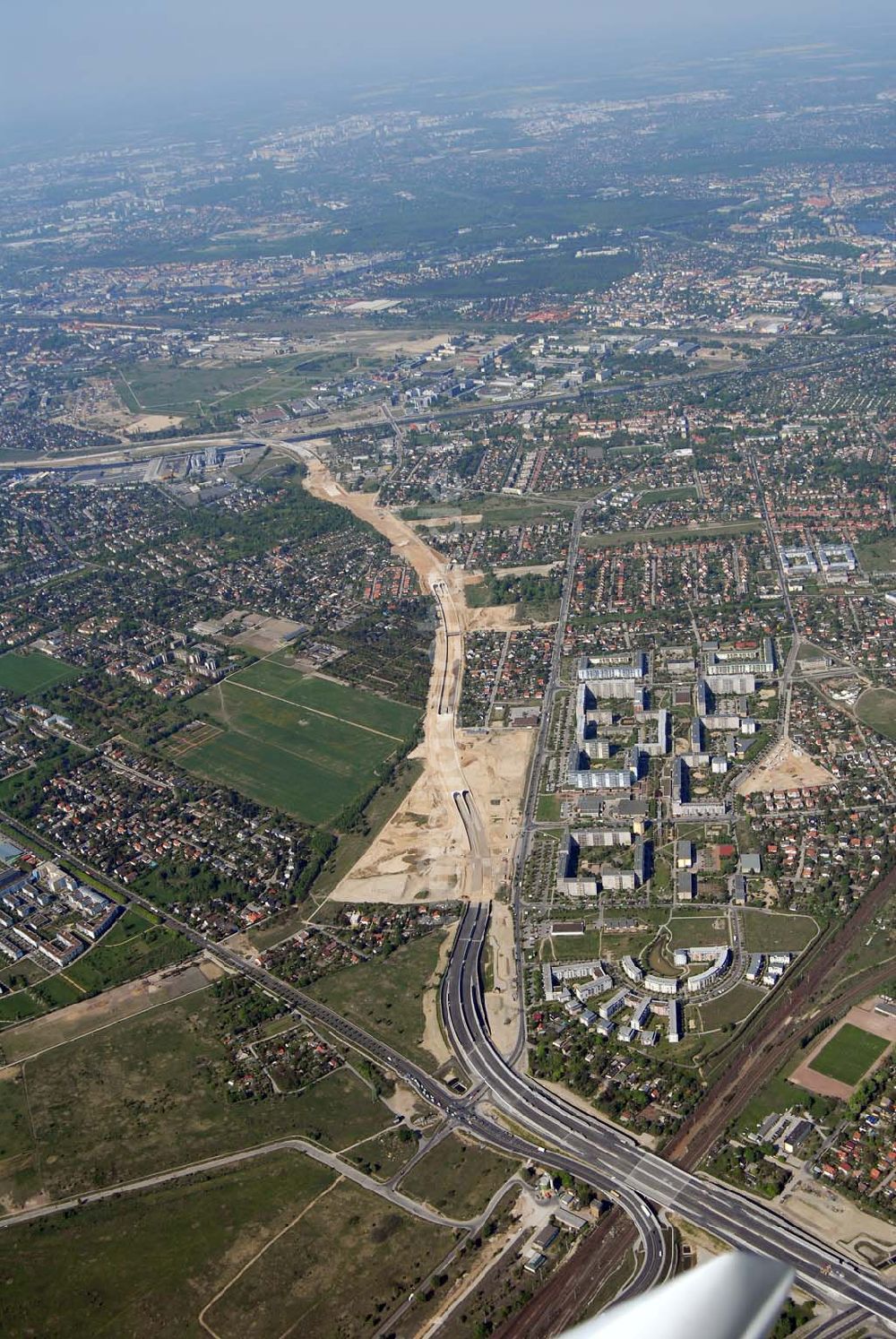 Berlin - Altglienicke aus der Vogelperspektive: Blick auf die Baurarbeiten zur Stadtautobahnanbindung des Flughafens Berlin-Schönefeld im Bereich Altglienicke