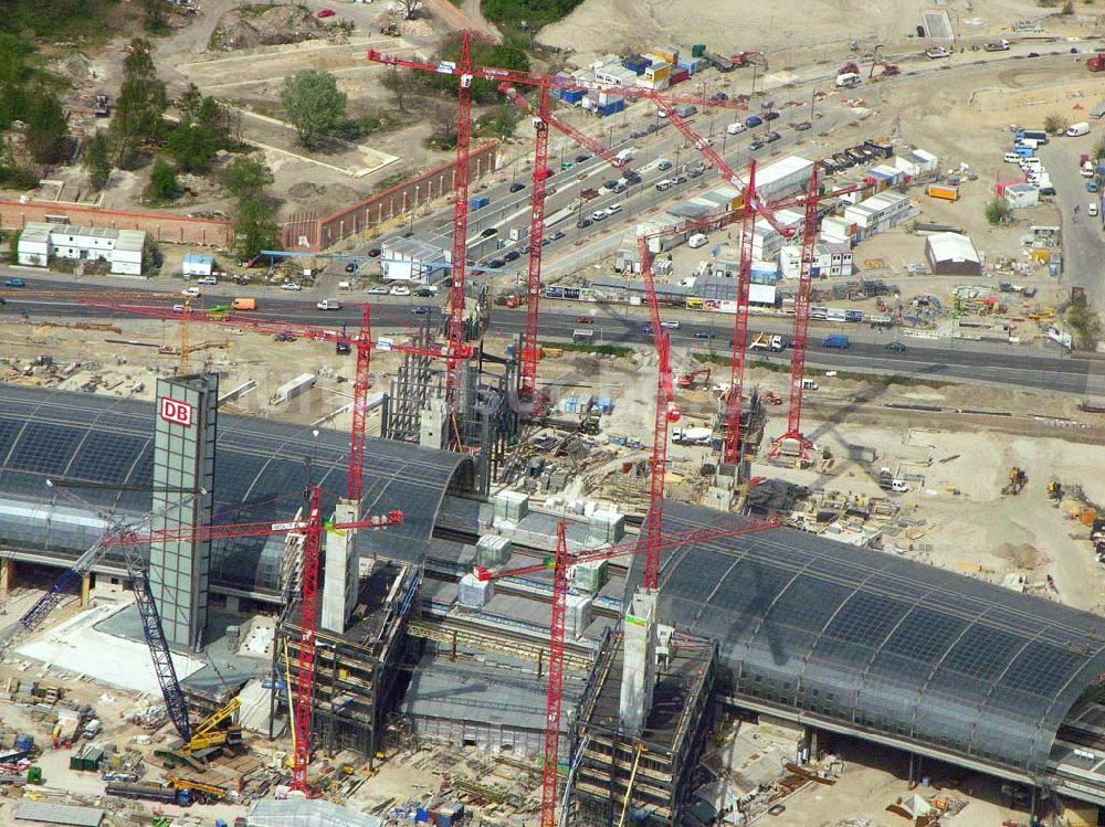 Luftaufnahme Berlin-Tiergarten - Blick auf die Baustelle Berlin Hauptbahnhof (ehem. Lehrter Bahnhof)