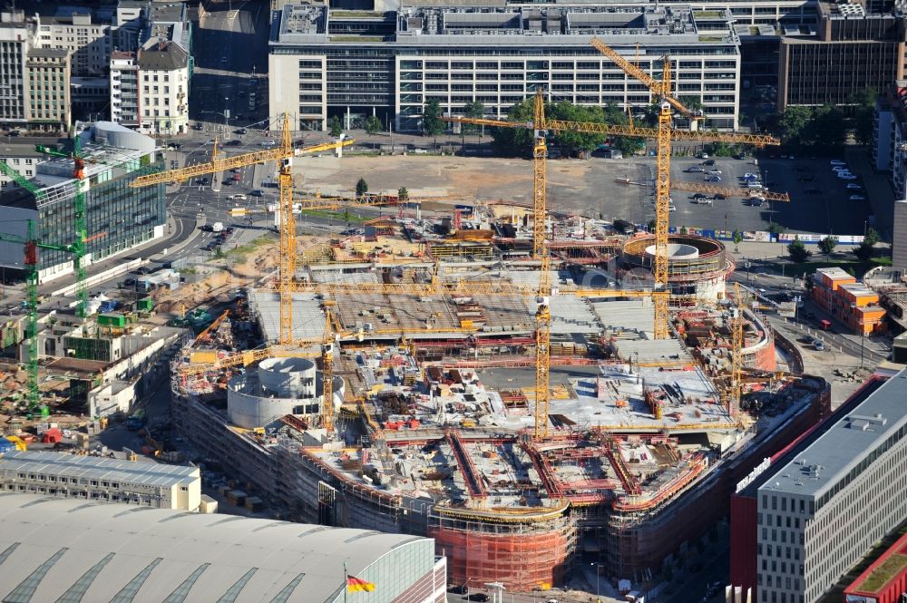 Frankfurt am Main aus der Vogelperspektive: Blick auf die Baustelle des Einkaufszentrums des Gebäudekomplexes Skyline Plaza in Frankfurt am Main