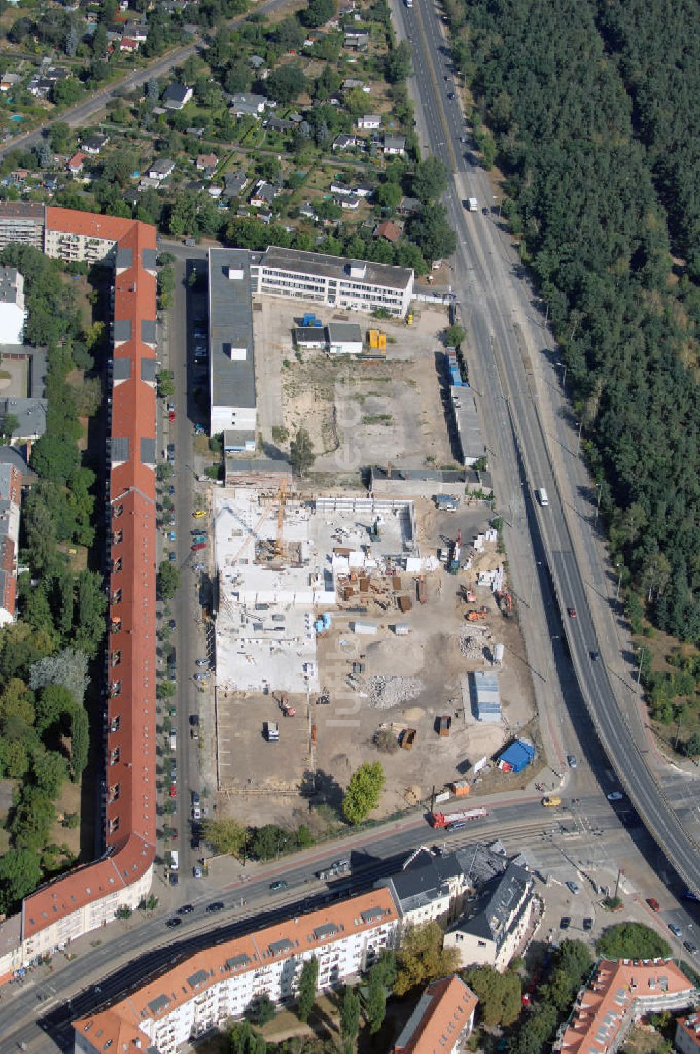 Luftbild Berlin - Blick auf eine Baustelle für ein Fachmarktzentrum in Berlin Treptow-Köpenick