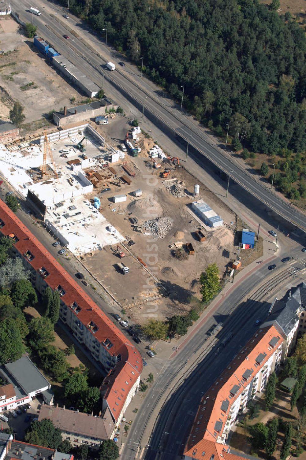 Berlin aus der Vogelperspektive: Blick auf eine Baustelle für ein Fachmarktzentrum in Berlin Treptow-Köpenick