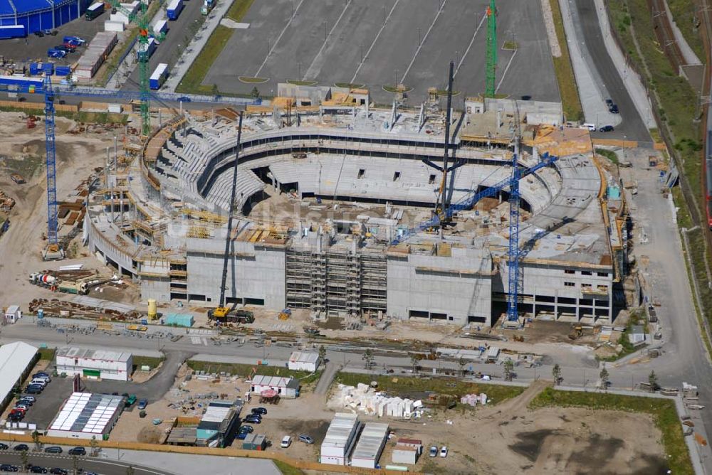 Luftaufnahme Berlin - Blick auf die Baustelle der fast rohbaufertigen zukünftigen O2 World Arena im Berliner Bezirk Kreuzberg/Friedrichshain