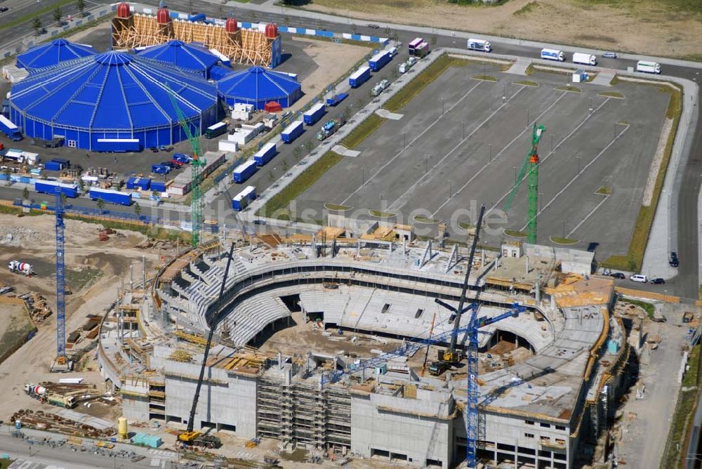 Berlin von oben - Blick auf die Baustelle der fast rohbaufertigen zukünftigen O2 World Arena im Berliner Bezirk Kreuzberg/Friedrichshain