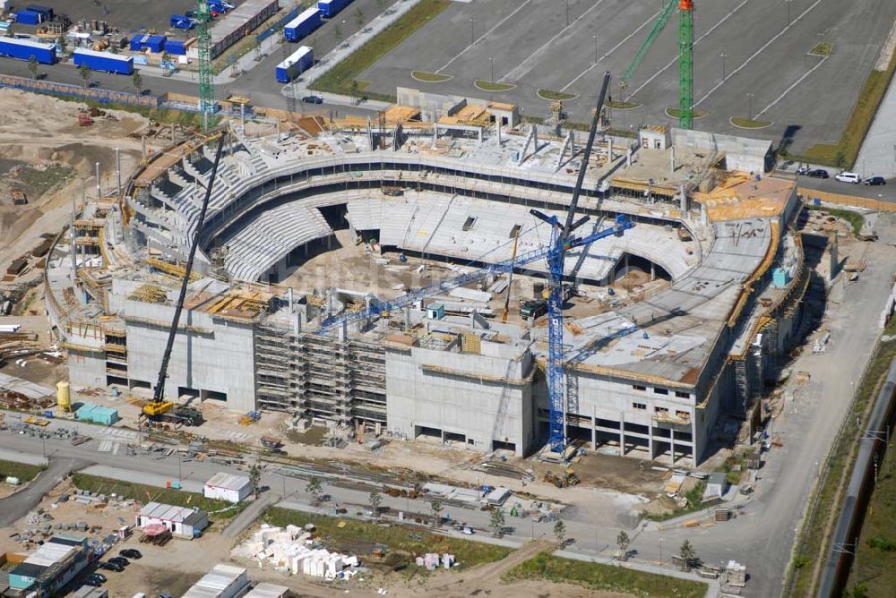 Luftbild Berlin - Blick auf die Baustelle der fast rohbaufertigen zukünftigen O2 World Arena im Berliner Bezirk Kreuzberg/Friedrichshain