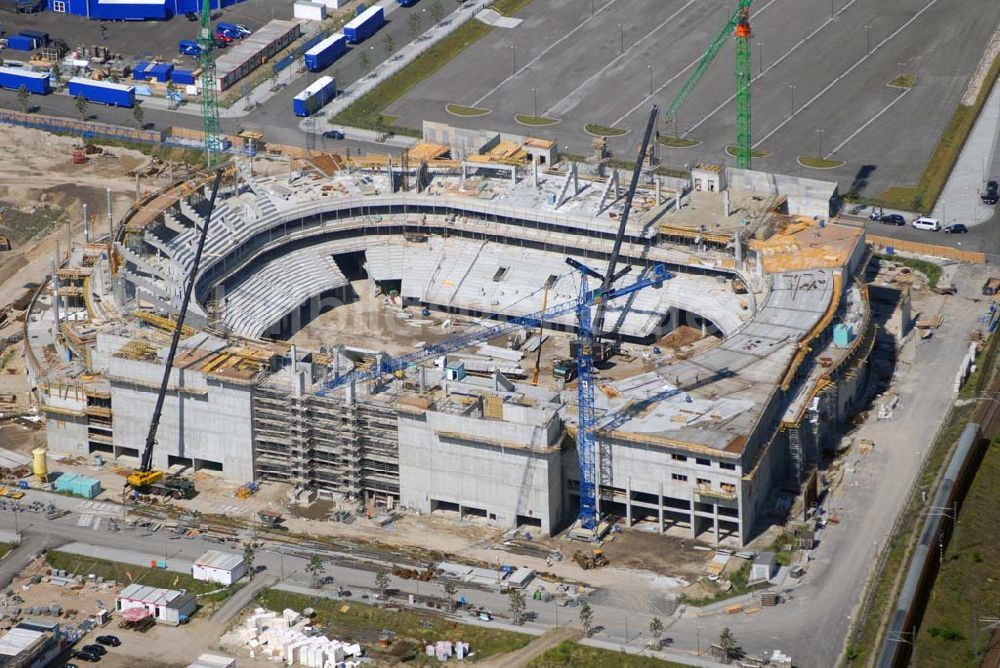 Luftaufnahme Berlin - Blick auf die Baustelle der fast rohbaufertigen zukünftigen O2 World Arena im Berliner Bezirk Kreuzberg/Friedrichshain