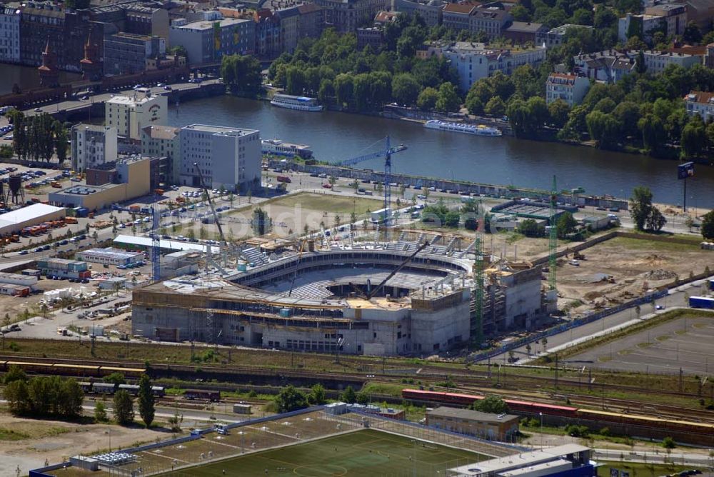 Berlin aus der Vogelperspektive: Blick auf die Baustelle der fast rohbaufertigen zukünftigen O2 World Arena im Berliner Bezirk Kreuzberg/Friedrichshain