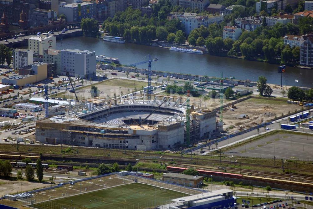 Luftbild Berlin - Blick auf die Baustelle der fast rohbaufertigen zukünftigen O2 World Arena im Berliner Bezirk Kreuzberg/Friedrichshain