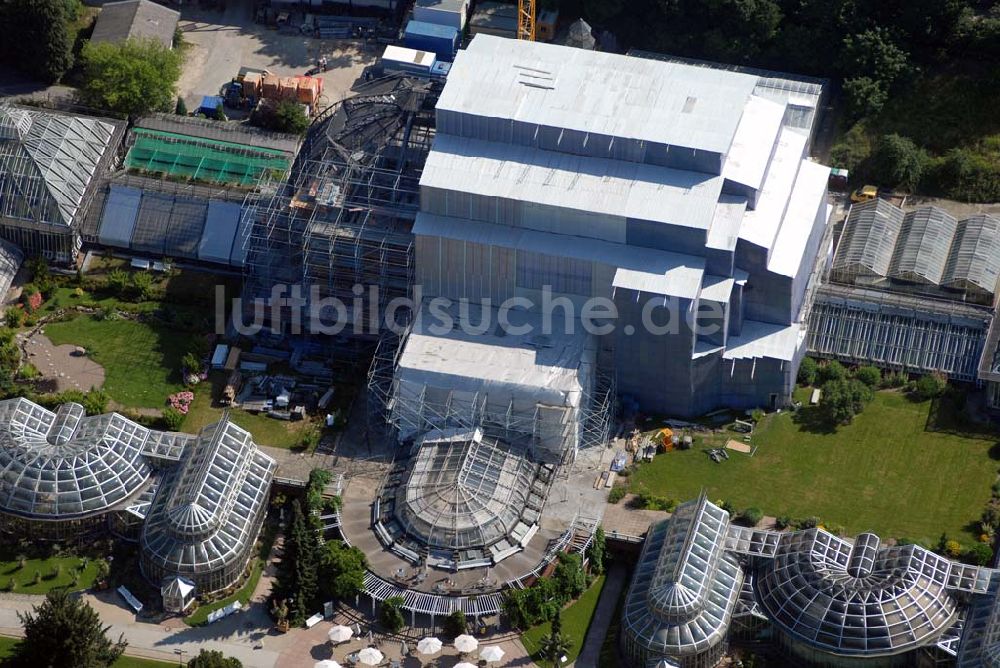 Luftaufnahme Berlin - Blick auf die Baustelle am Großen Tropenhaus im Botanischen Garten Berlin