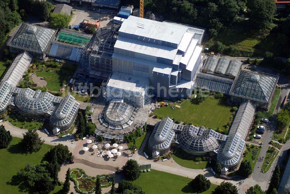 Berlin von oben - Blick auf die Baustelle am Großen Tropenhaus im Botanischen Garten Berlin