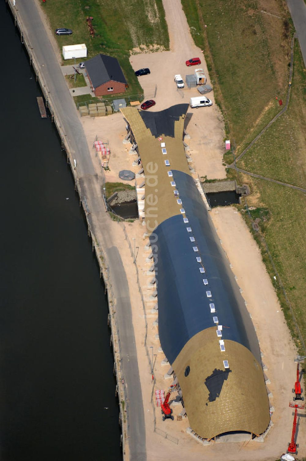 Luftaufnahme Friedrichskoog - Blick auf eine Baustelle für eine Indoor - Spielhalle in Friedrichskoog