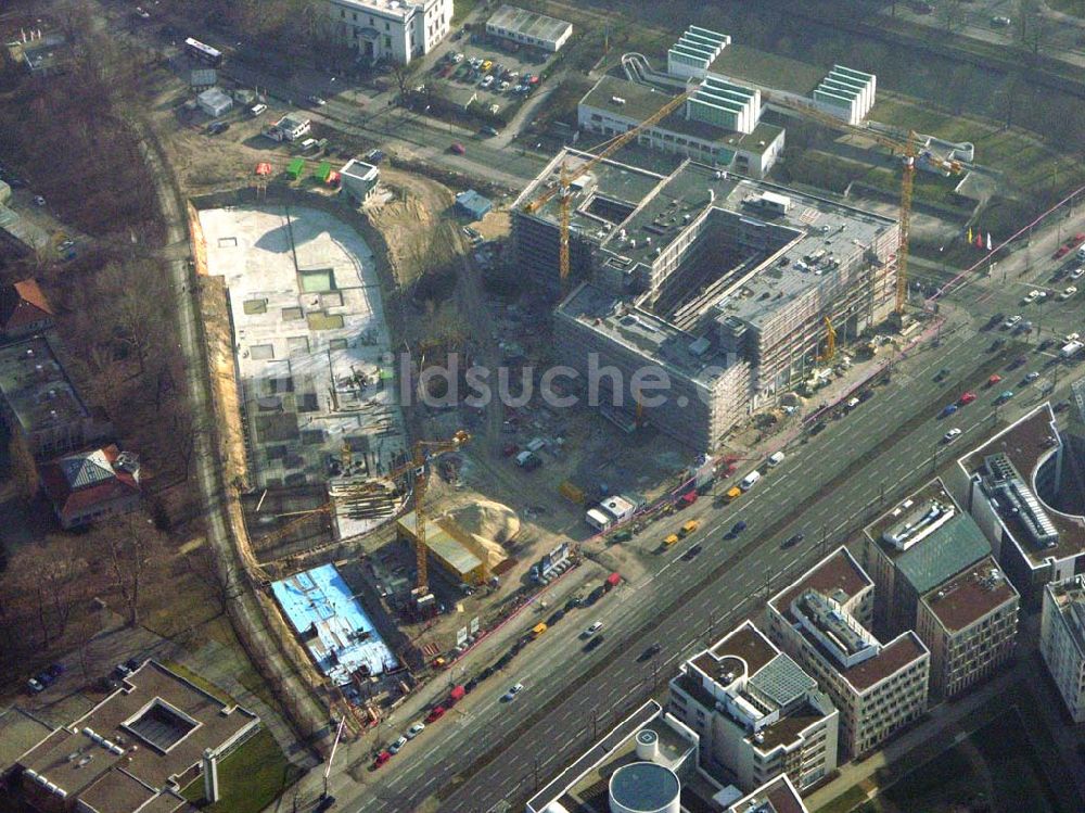 Berlin aus der Vogelperspektive: Blick auf die Baustelle am Klingelhöfer dreieck in Berlin Tiergarten