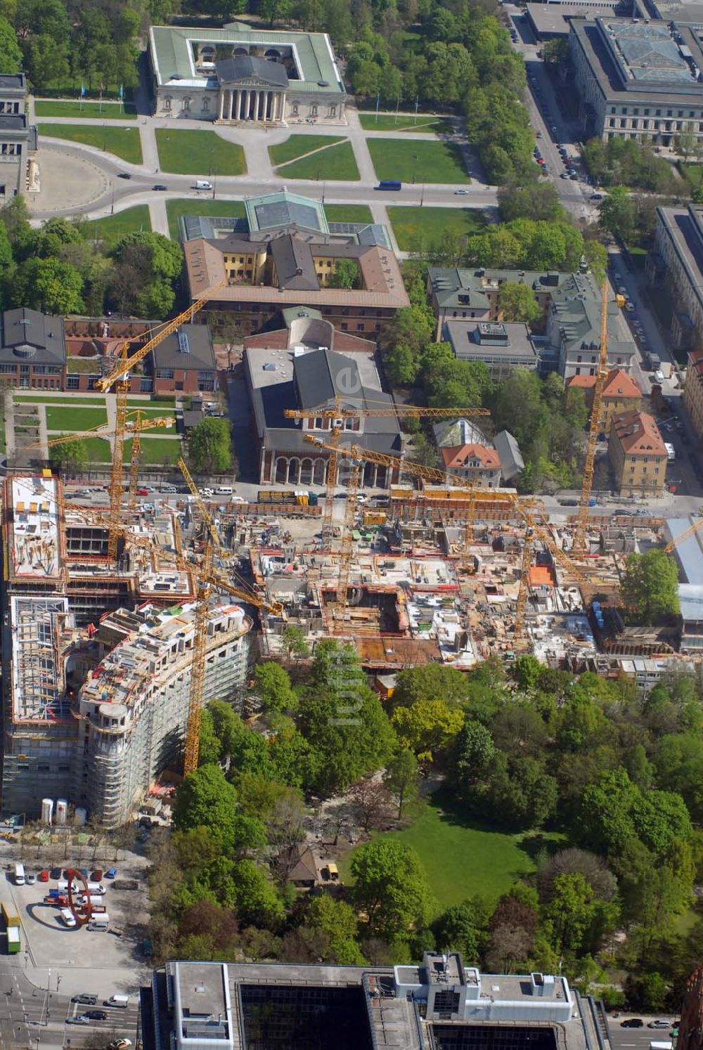 München von oben - Blick auf die Baustelle der Lenbach Gärten, einem urbanen Wohn- und Geschäftshauskpmplex südlich Abtei und Pfarrei St. Bonifaz in München