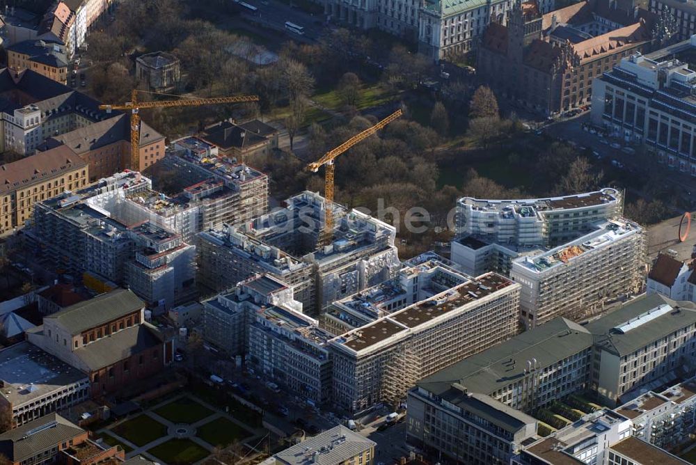 Luftbild München - Blick auf die Baustelle der Lenbach Gärten, einem urbanen Wohn- und Geschäftshauskpmplex südlich Abtei und Pfarrei St. Bonifaz in München