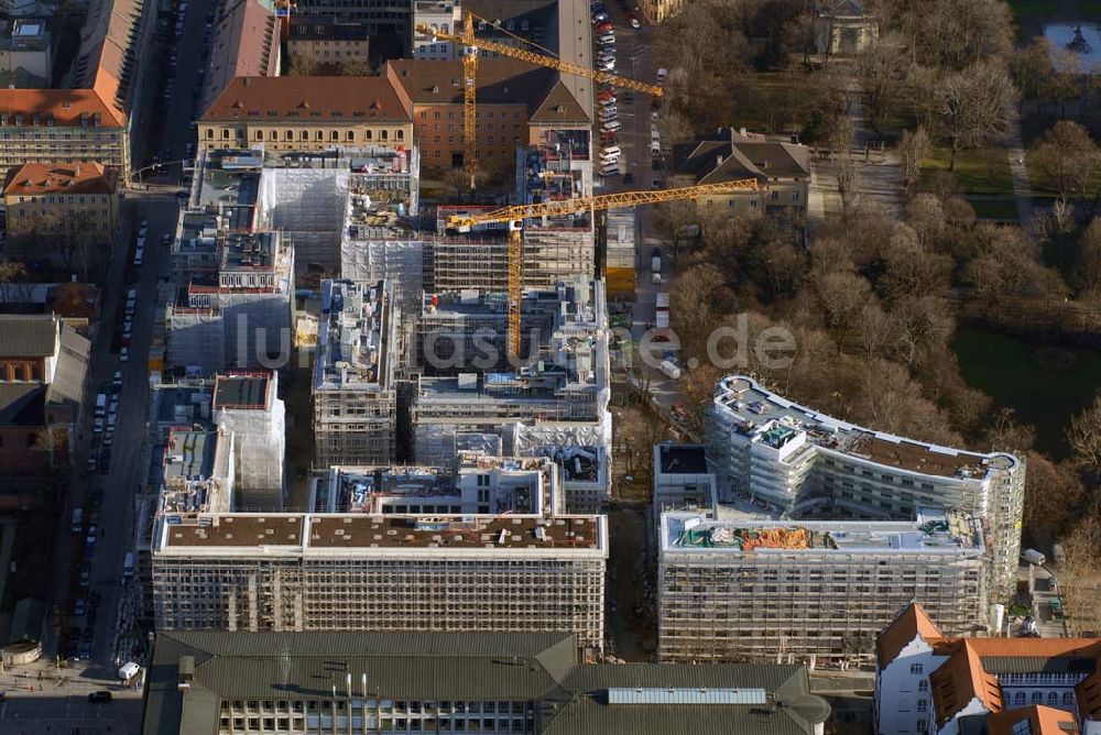 München von oben - Blick auf die Baustelle der Lenbach Gärten, einem urbanen Wohn- und Geschäftshauskpmplex südlich Abtei und Pfarrei St. Bonifaz in München