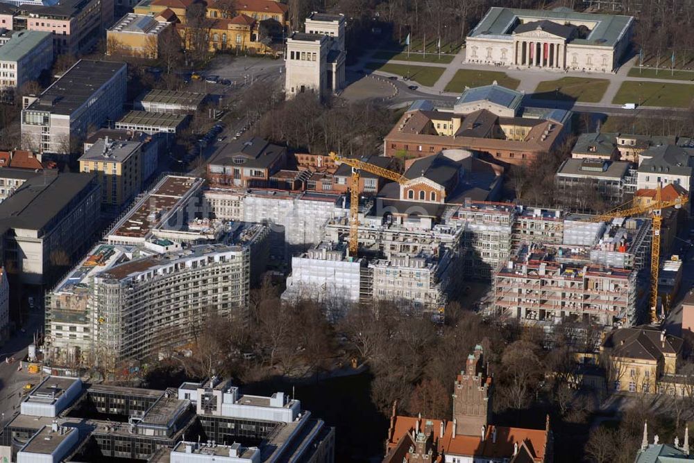 Luftbild München - Blick auf die Baustelle der Lenbach Gärten, einem urbanen Wohn- und Geschäftshauskpmplex südlich Abtei und Pfarrei St. Bonifaz in München