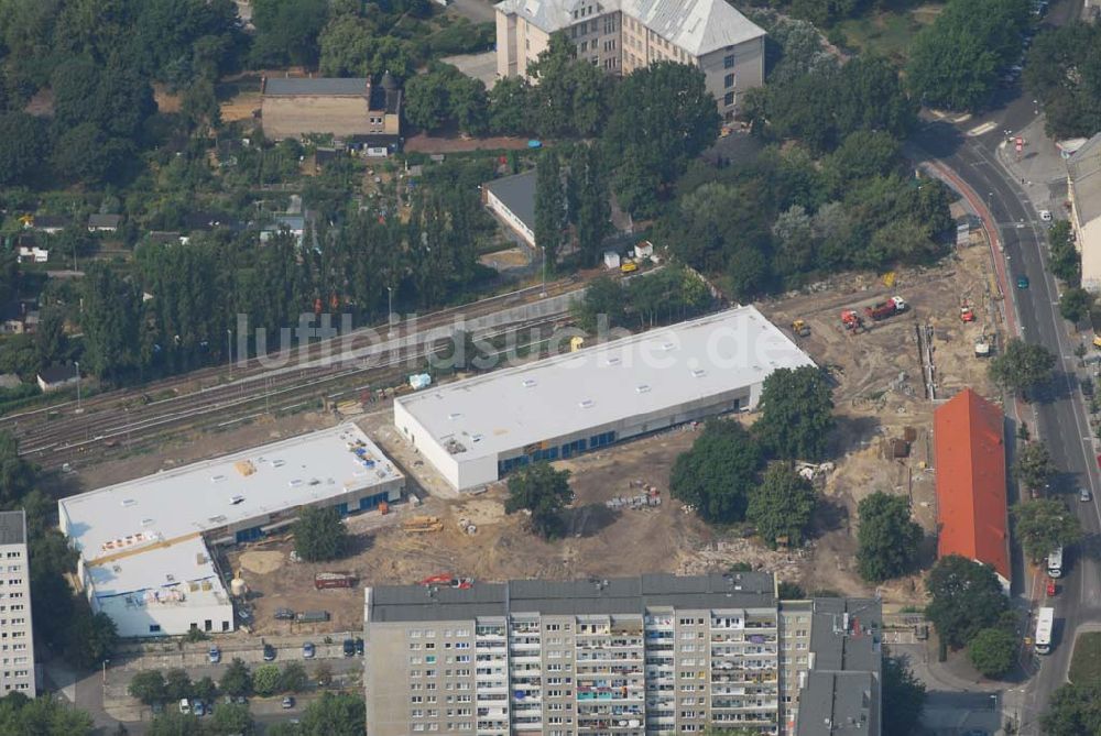 Luftbild Berlin - Blick auf die Baustelle des Market Stadtteilzentrums an der Alfred-Kowalke-Straße in Berlin-Lichtenberg