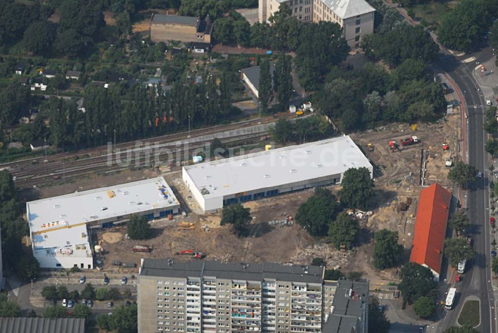 Luftaufnahme Berlin - Blick auf die Baustelle des Market Stadtteilzentrums an der Alfred-Kowalke-Straße in Berlin-Lichtenberg