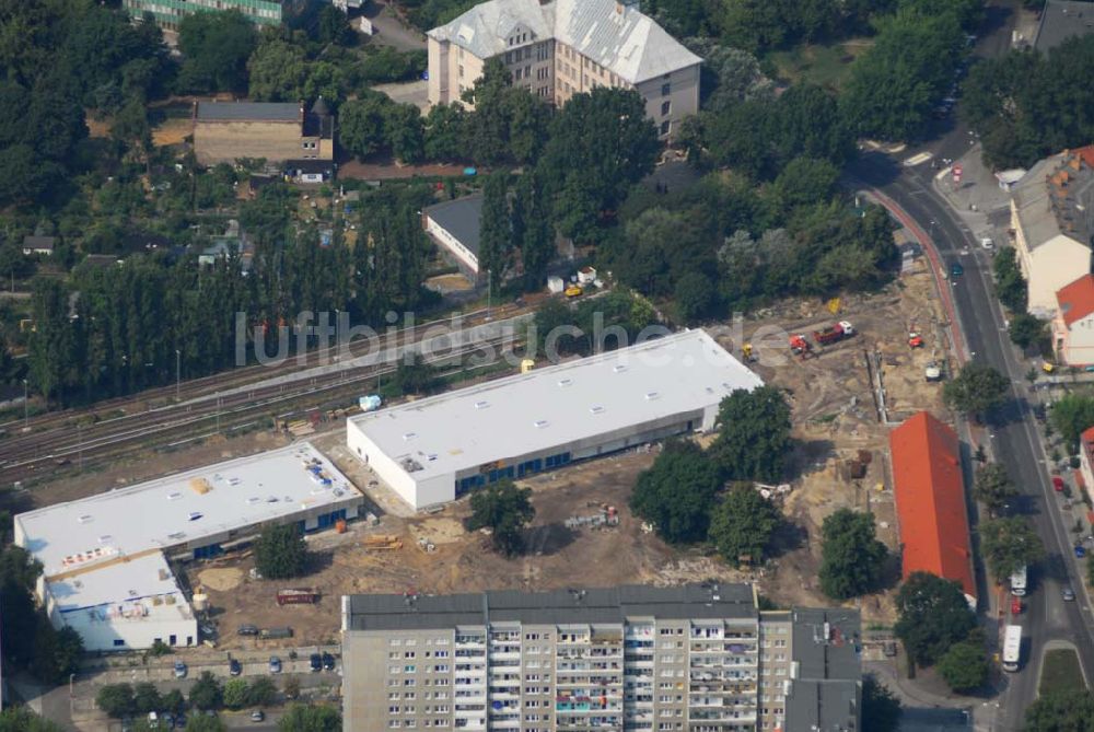 Luftbild Berlin - Blick auf die Baustelle des Market Stadtteilzentrums an der Alfred-Kowalke-Straße in Berlin-Lichtenberg