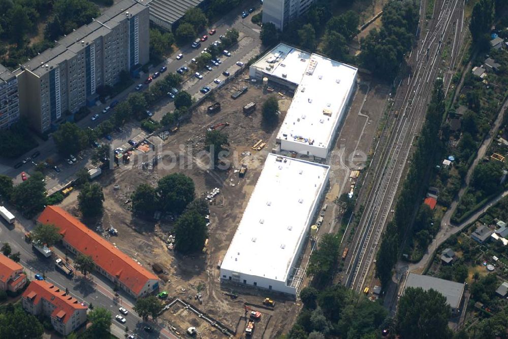 Luftbild Berlin - Blick auf die Baustelle des Market Stadtteilzentrums an der Alfred-Kowalke-Straße in Berlin-Lichtenberg