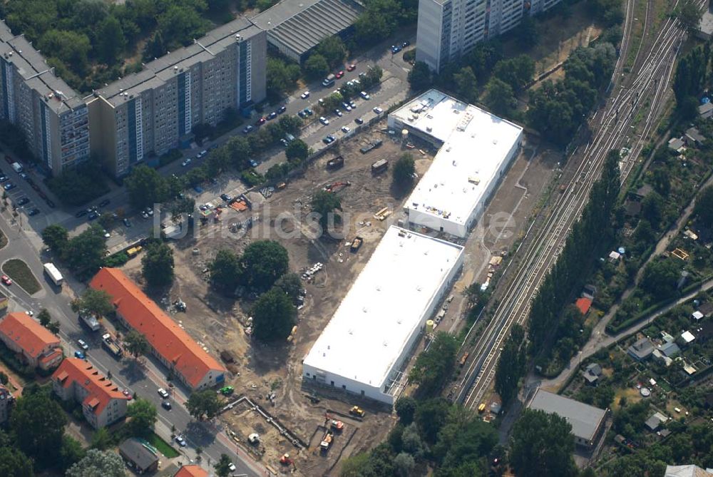 Luftaufnahme Berlin - Blick auf die Baustelle des Market Stadtteilzentrums an der Alfred-Kowalke-Straße in Berlin-Lichtenberg