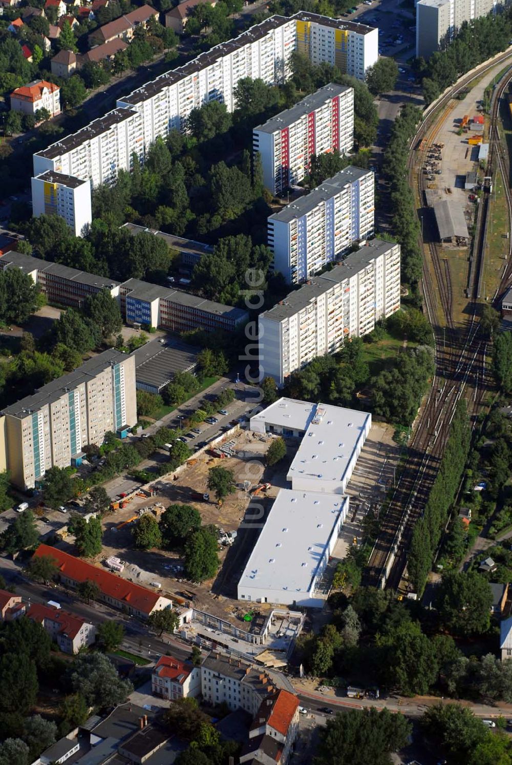 Luftaufnahme Berlin-Lichtenberg - Blick auf die Baustelle des Market Stadtteilzentrums an der Alfred-Kowalke-Straße in Berlin-Lichtenberg.