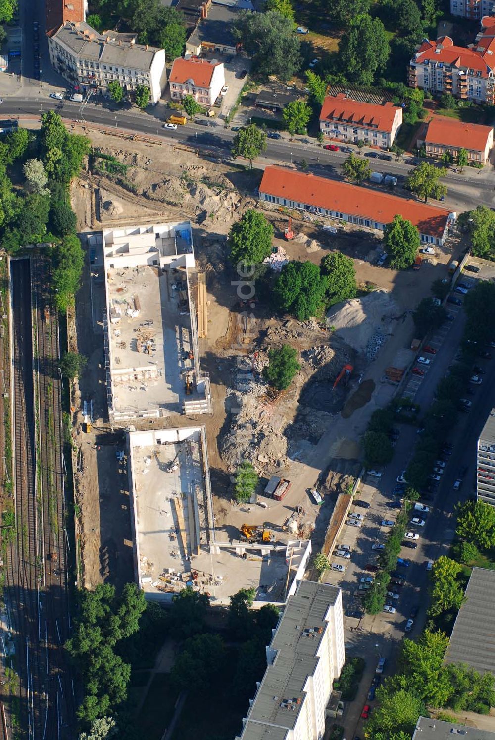 Luftaufnahme Berlin - Blick auf die Baustelle des Market Stadtteilzentrums an der Alfred-Kowalke-Straße in Berlin-Lichtenberg.