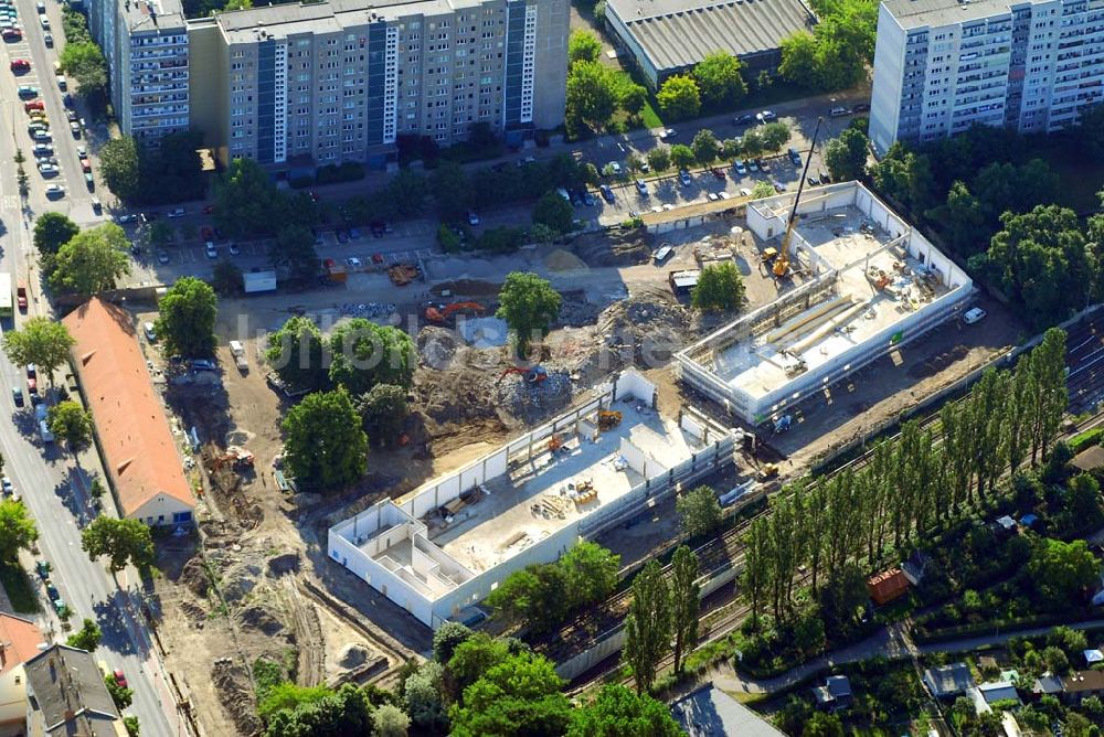 Berlin von oben - Blick auf die Baustelle des Market Stadtteilzentrums an der Alfred-Kowalke-Straße in Berlin-Lichtenberg.