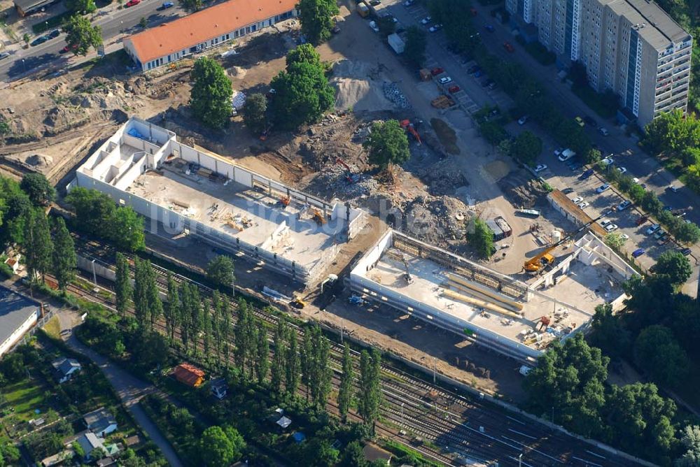 Luftbild Berlin - Blick auf die Baustelle des Market Stadtteilzentrums an der Alfred-Kowalke-Straße in Berlin-Lichtenberg.