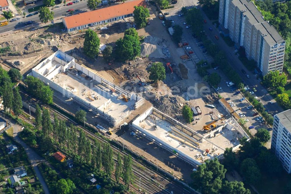 Luftaufnahme Berlin - Blick auf die Baustelle des Market Stadtteilzentrums an der Alfred-Kowalke-Straße in Berlin-Lichtenberg.