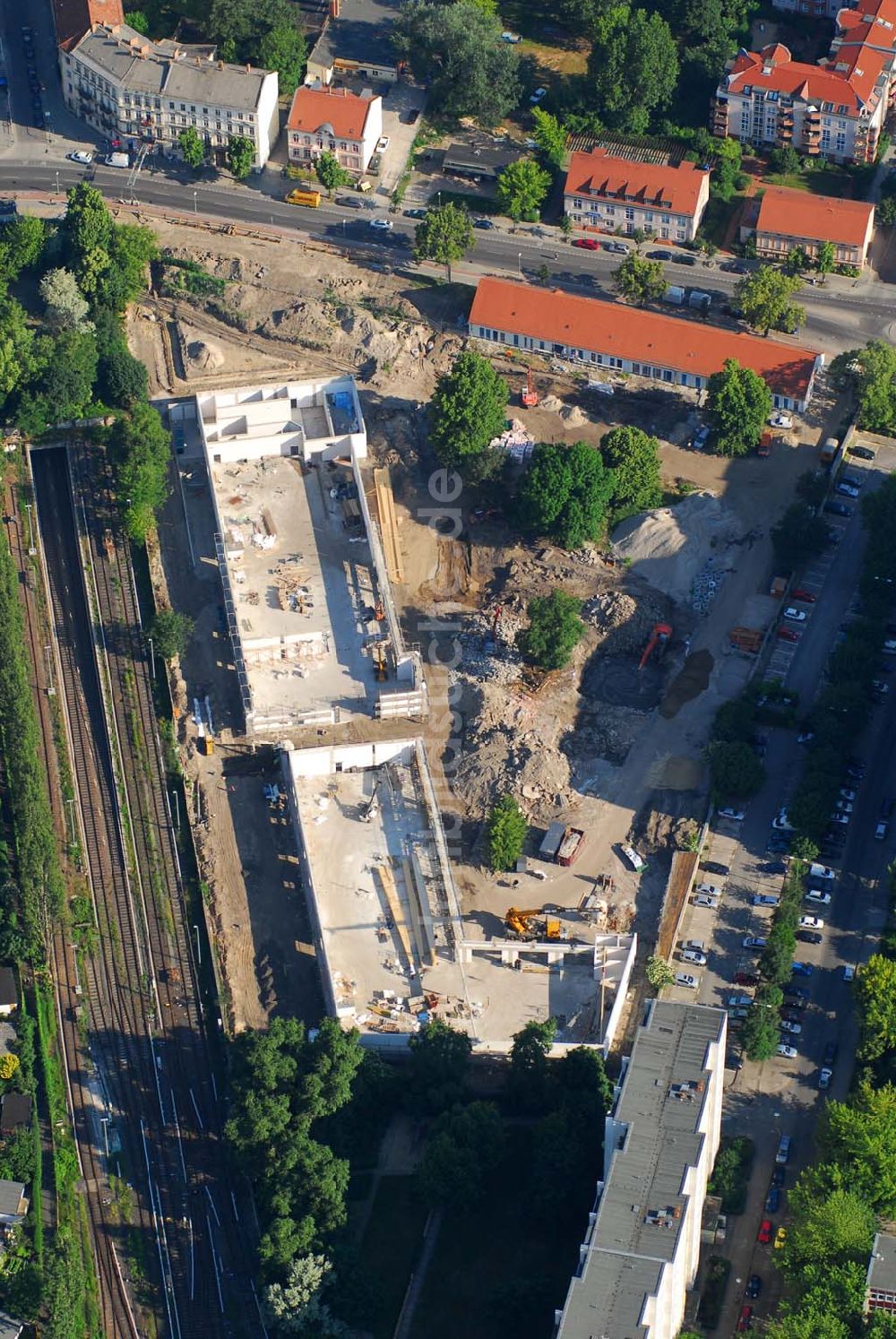 Luftbild Berlin - Blick auf die Baustelle des Market Stadtteilzentrums an der Alfred-Kowalke-Straße in Berlin-Lichtenberg.