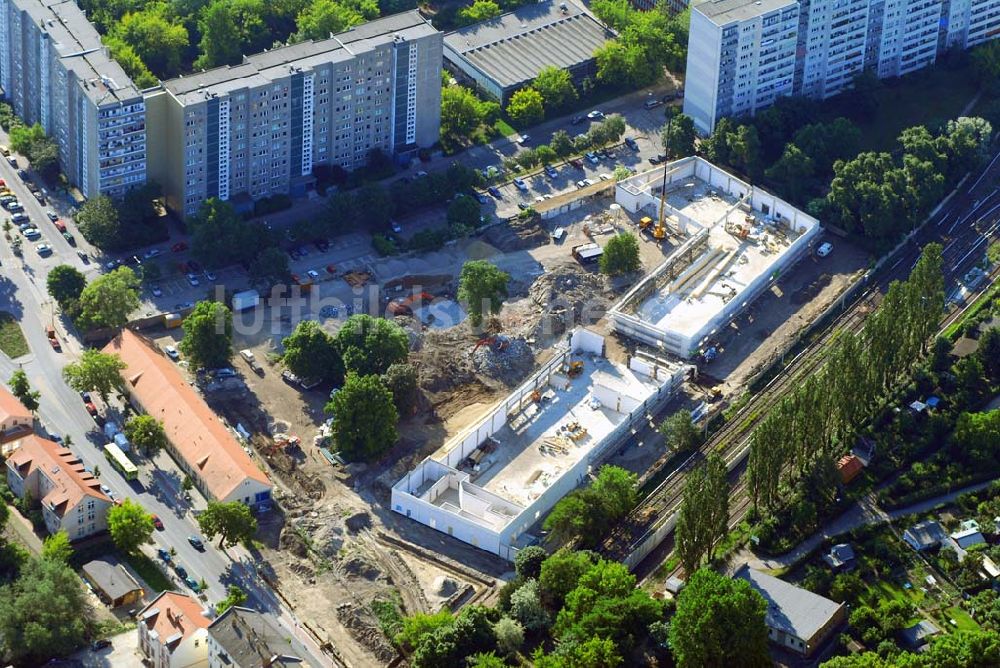 Luftaufnahme Berlin - Blick auf die Baustelle des Market Stadtteilzentrums an der Alfred-Kowalke-Straße in Berlin-Lichtenberg.