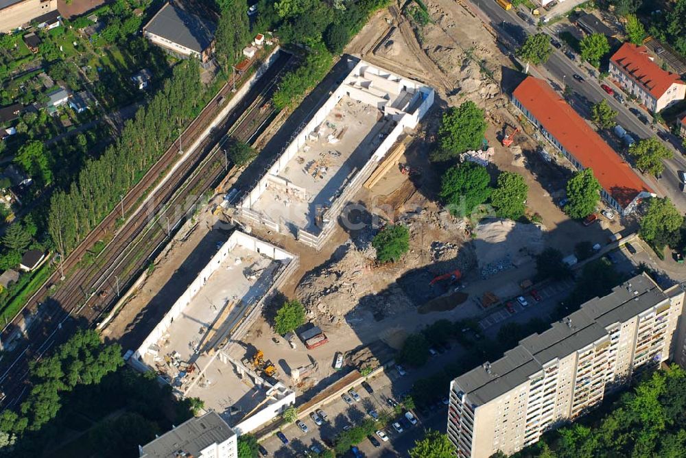 Berlin von oben - Blick auf die Baustelle des Market Stadtteilzentrums an der Alfred-Kowalke-Straße in Berlin-Lichtenberg.