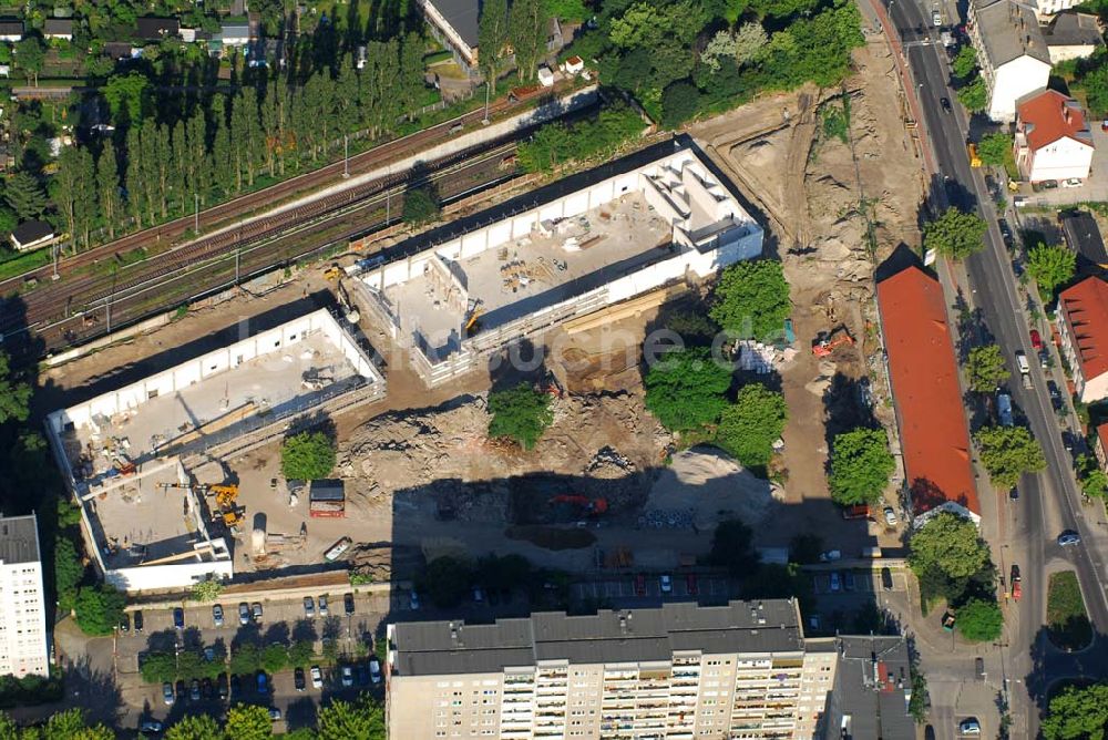 Luftbild Berlin - Blick auf die Baustelle des Market Stadtteilzentrums an der Alfred-Kowalke-Straße in Berlin-Lichtenberg.