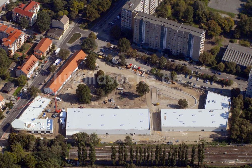 Luftaufnahme Berlin-Lichtenberg - Blick auf die Baustelle des Market Stadtteilzentrums an der Alfred-Kowalke-Straße in Berlin-Lichtenberg