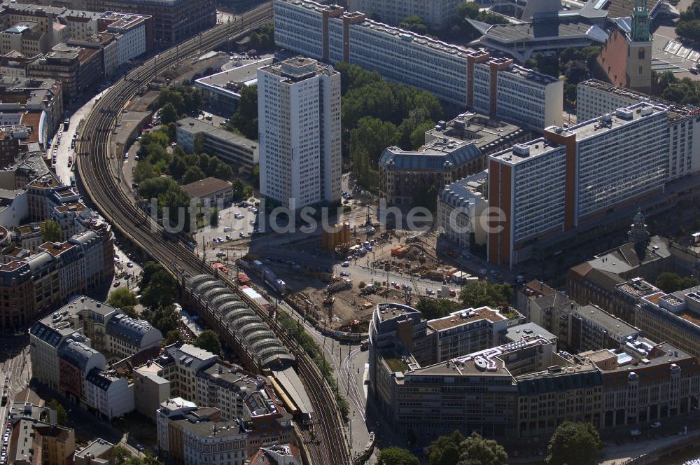 Berlin Mitte von oben - Blick auf eine Baustelle neben dem S-Bahnhof Hackescher Markt in Berlin