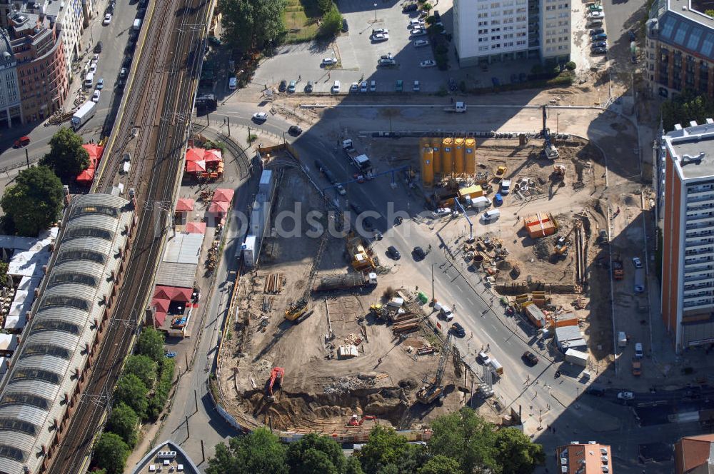 Luftaufnahme Berlin Mitte - Blick auf eine Baustelle neben dem S-Bahnhof Hackescher Markt in Berlin