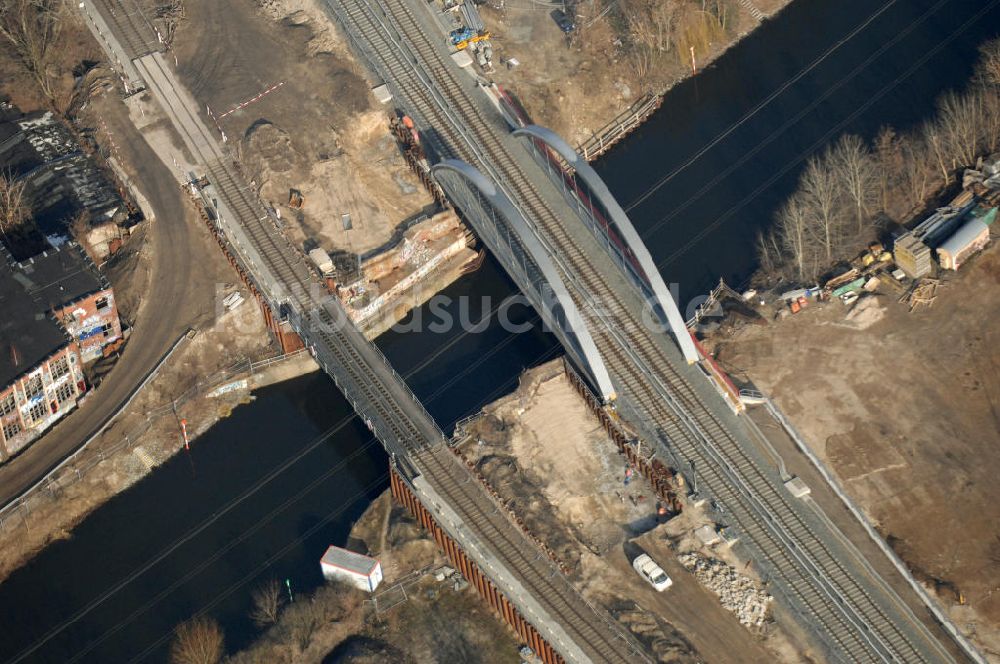 Luftaufnahme Berlin - Blick auf die Baustelle vom Neubau der Bahnbrücken und Gleisverbindungen am S-Bahnhof Berlin-Baumschulenweg