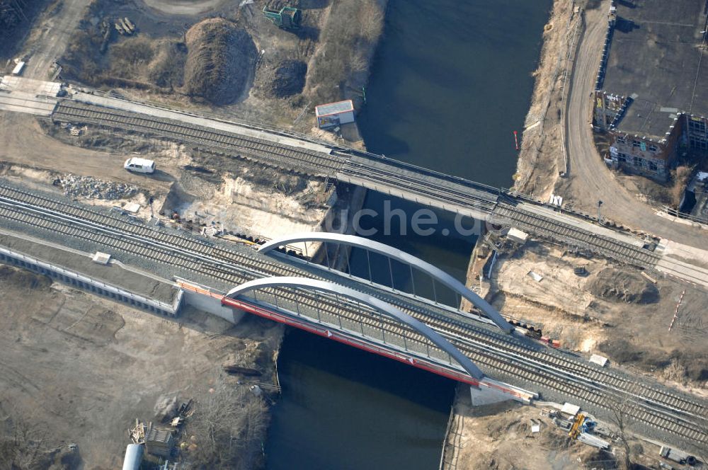 Berlin von oben - Blick auf die Baustelle vom Neubau der Bahnbrücken und Gleisverbindungen am S-Bahnhof Berlin-Baumschulenweg