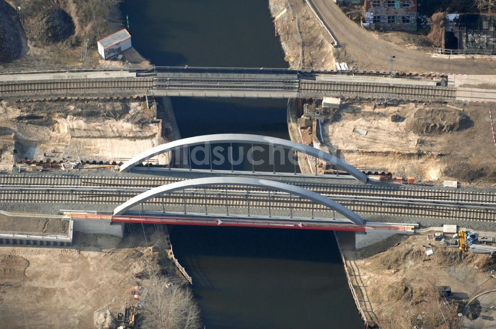 Berlin aus der Vogelperspektive: Blick auf die Baustelle vom Neubau der Bahnbrücken und Gleisverbindungen am S-Bahnhof Berlin-Baumschulenweg