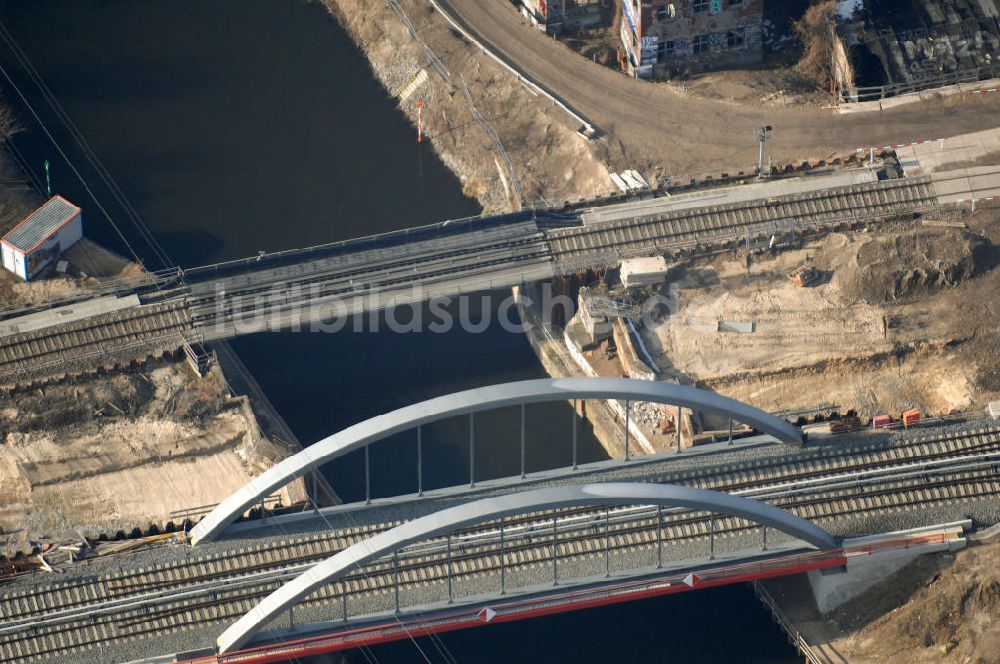 Luftbild Berlin - Blick auf die Baustelle vom Neubau der Bahnbrücken und Gleisverbindungen am S-Bahnhof Berlin-Baumschulenweg