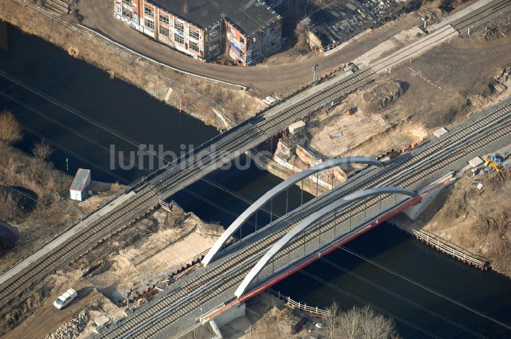 Luftaufnahme Berlin - Blick auf die Baustelle vom Neubau der Bahnbrücken und Gleisverbindungen am S-Bahnhof Berlin-Baumschulenweg