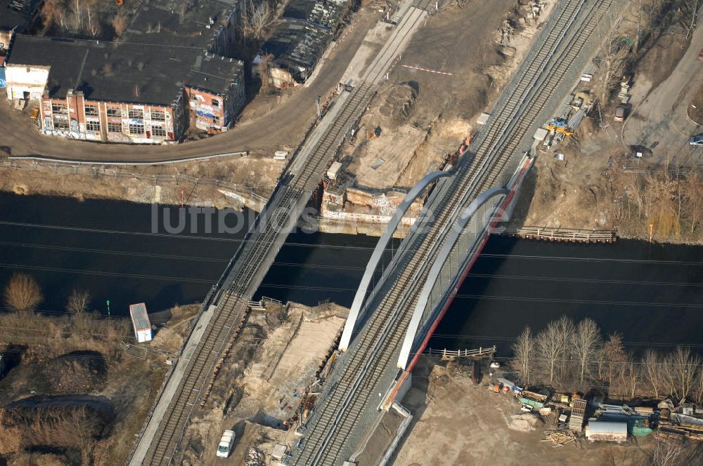 Berlin von oben - Blick auf die Baustelle vom Neubau der Bahnbrücken und Gleisverbindungen am S-Bahnhof Berlin-Baumschulenweg