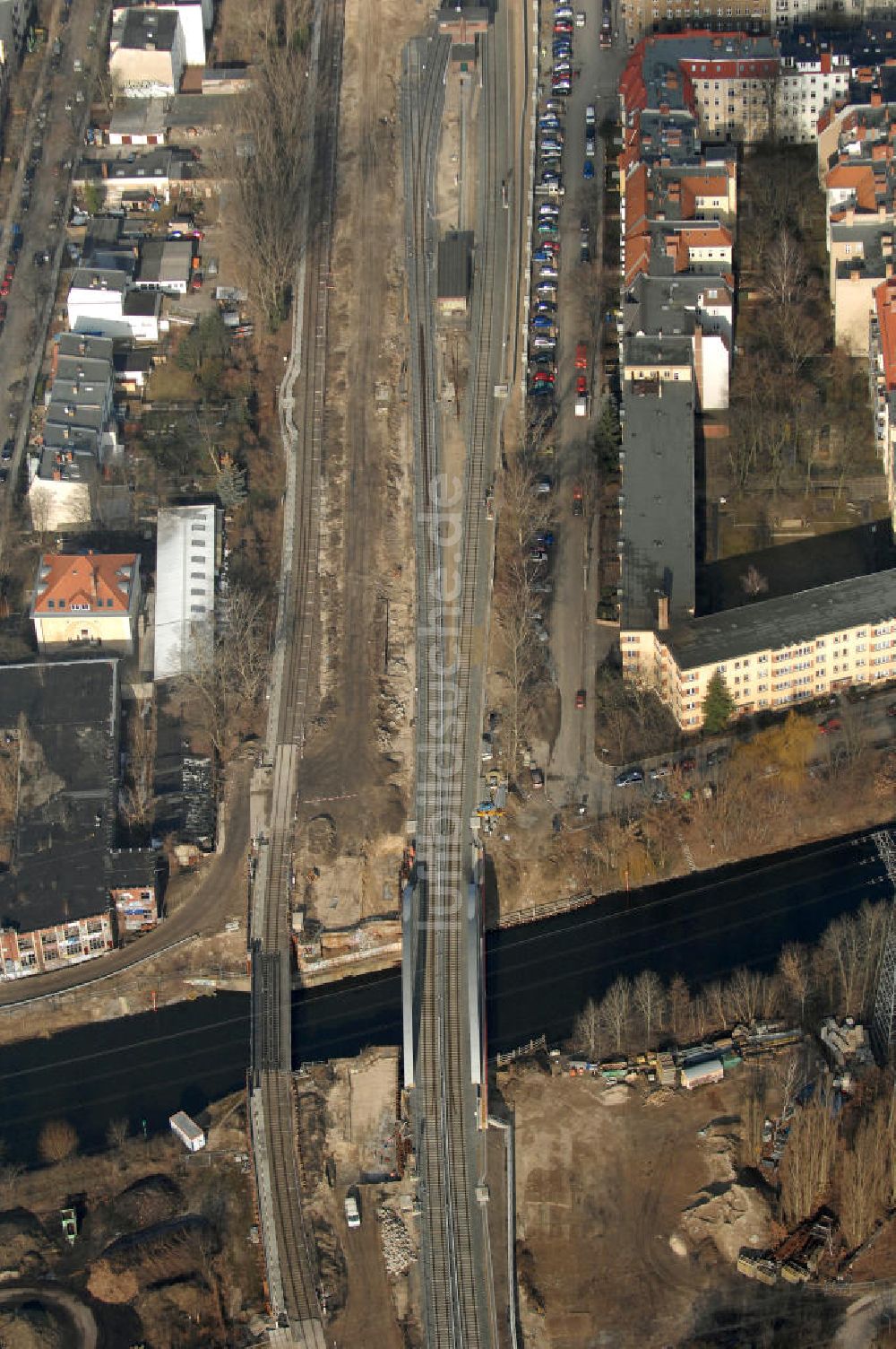 Luftaufnahme Berlin - Blick auf die Baustelle vom Neubau der Bahnbrücken und Gleisverbindungen am S-Bahnhof Berlin-Baumschulenweg