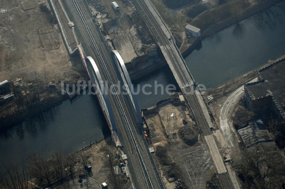 Berlin von oben - Blick auf die Baustelle vom Neubau der Bahnbrücken und Gleisverbindungen am S-Bahnhof Berlin-Baumschulenweg