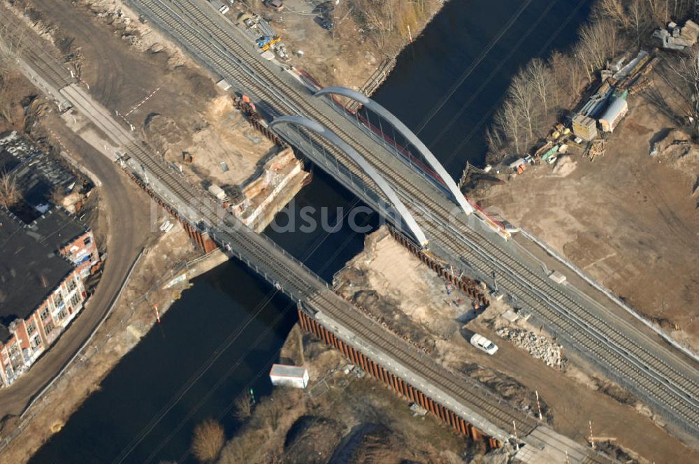 Berlin aus der Vogelperspektive: Blick auf die Baustelle vom Neubau der Bahnbrücken und Gleisverbindungen am S-Bahnhof Berlin-Baumschulenweg