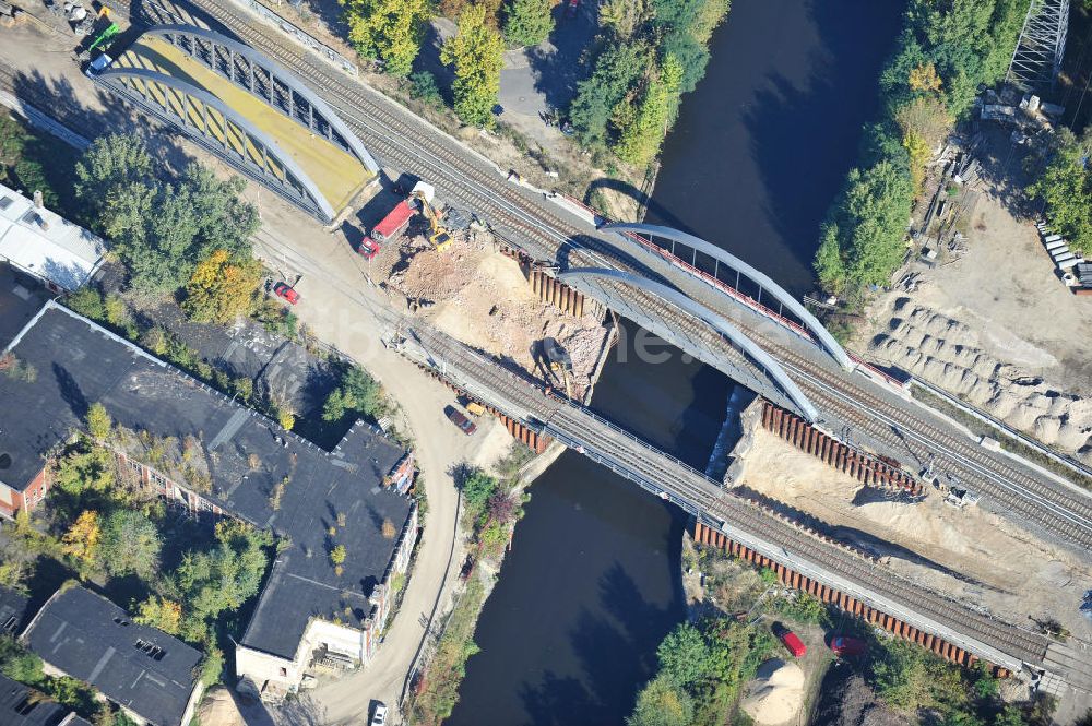 Berlin aus der Vogelperspektive: Blick auf die Baustelle vom Neubau der Bahnbrücken und Gleisverbindungen am S-Bahnhof Berlin-Baumschulenweg