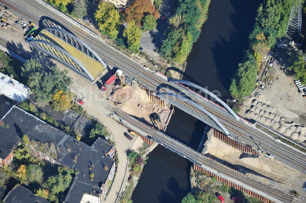 Luftbild Berlin - Blick auf die Baustelle vom Neubau der Bahnbrücken und Gleisverbindungen am S-Bahnhof Berlin-Baumschulenweg